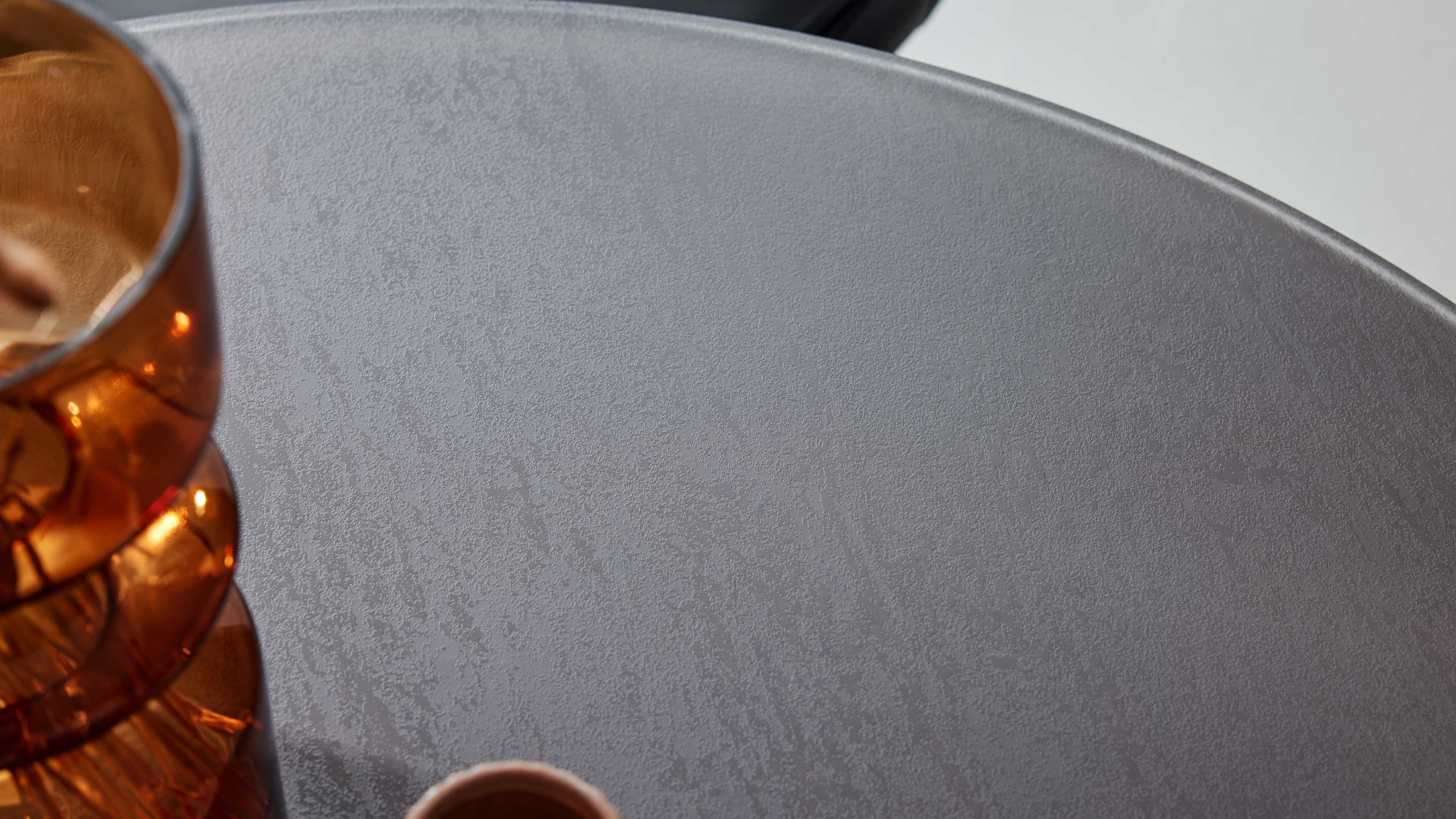 Interliving Serie 5122 , Bartisch mit runder, dunkelgrauer Platte und modernem Edelstahlgestell