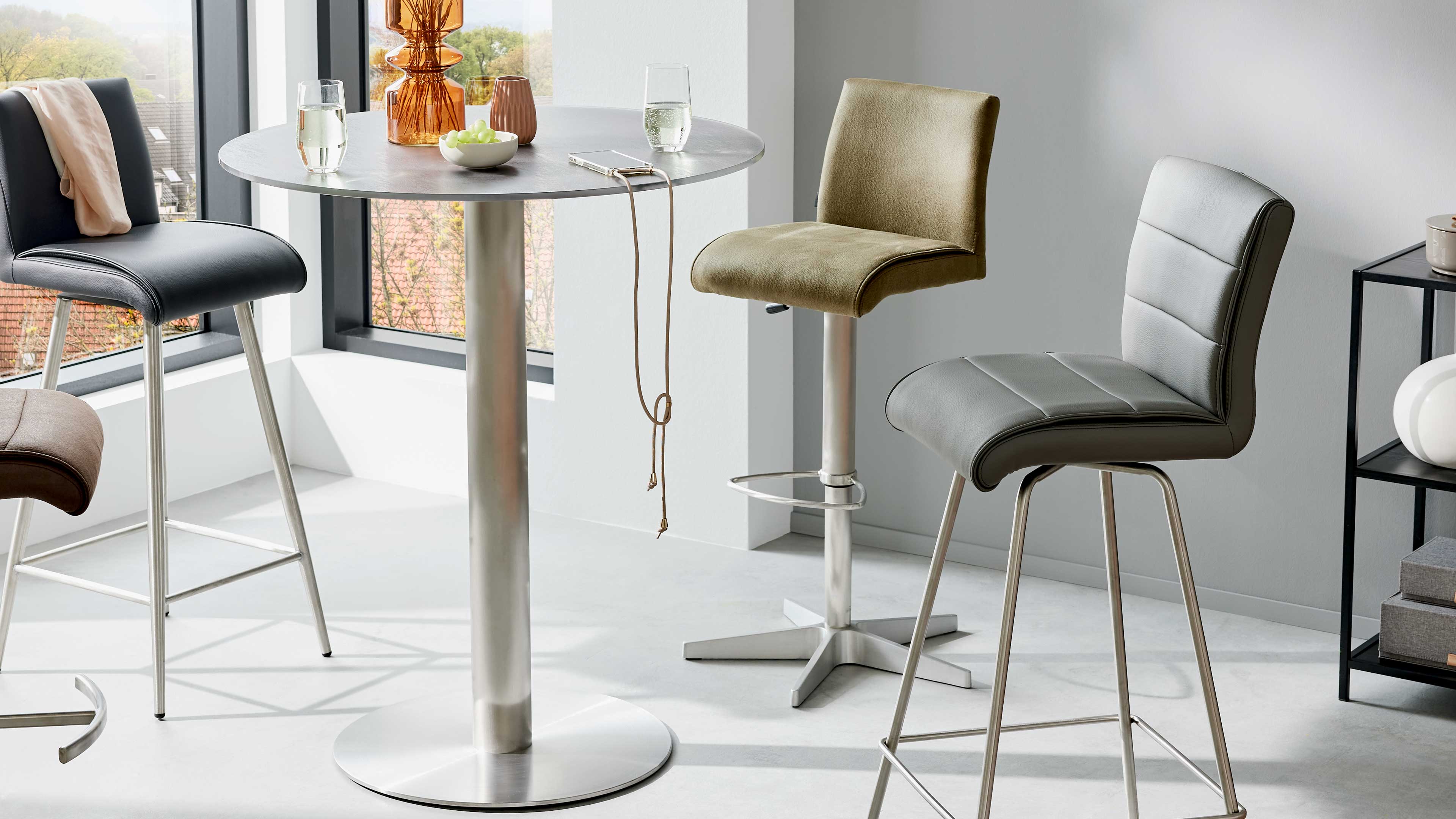 Interliving Serie 5122 , Bartisch mit runder, dunkelgrauer Platte und modernem Edelstahlgestell