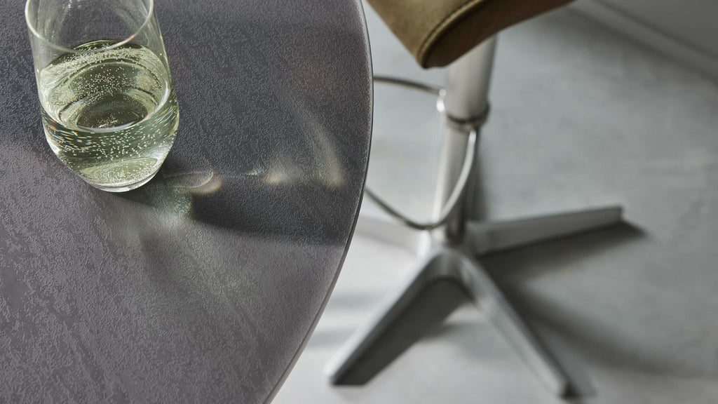 Interliving Serie 5122 , Bartisch mit runder, dunkelgrauer Platte und modernem Edelstahlgestell