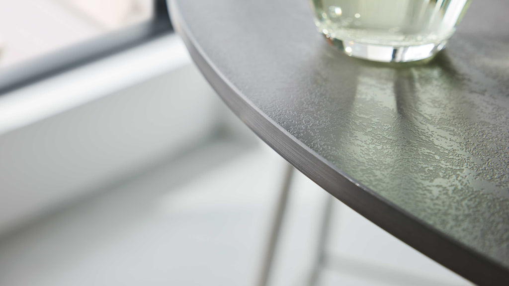 Interliving Serie 5122 , Bartisch mit runder, dunkelgrauer Platte und modernem Edelstahlgestell