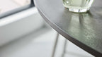 Interliving Serie 5122 , Bartisch mit runder, dunkelgrauer Platte und modernem Edelstahlgestell