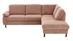 Ecksofa mit einer beigefarbenen, strukturierten Polsterung und einseitiger Armlehne, auf schwarzen Metallfüßen stehend.