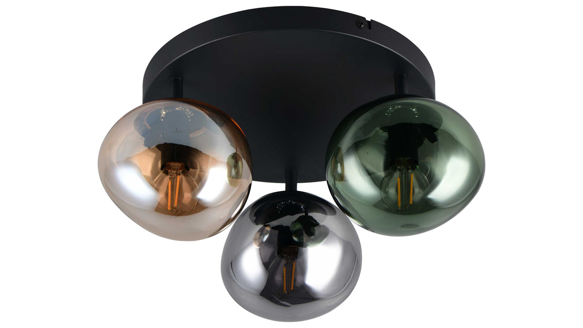 Deckenleuchte mit schwarzer runder Montageplatte und drei kugeligen Glasschirmen in Kupfer, Silber und Grün, je mit sichtbarer Filamentlampe.