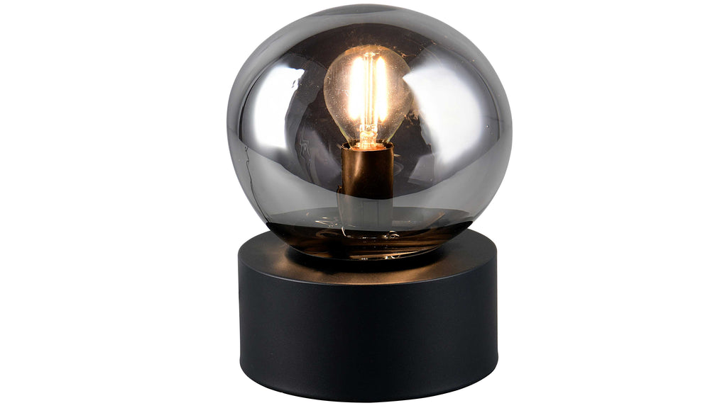 Runde Rauchglas-Kugel mit eingeschalteter Filament-Glühbirne, sitzend auf einem zylindrischen schwarzen Metallfuß.