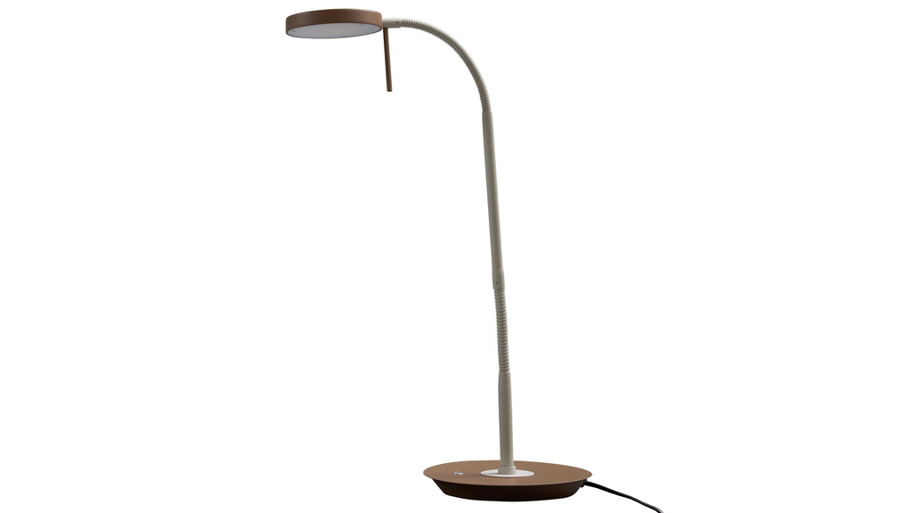 Schlanke Tischlampe mit rundem braunen Fuß, beige Teleskopstange und flexiblem, flachem Leuchtenkopf sowie sichtbarem schwarzen Kabel.