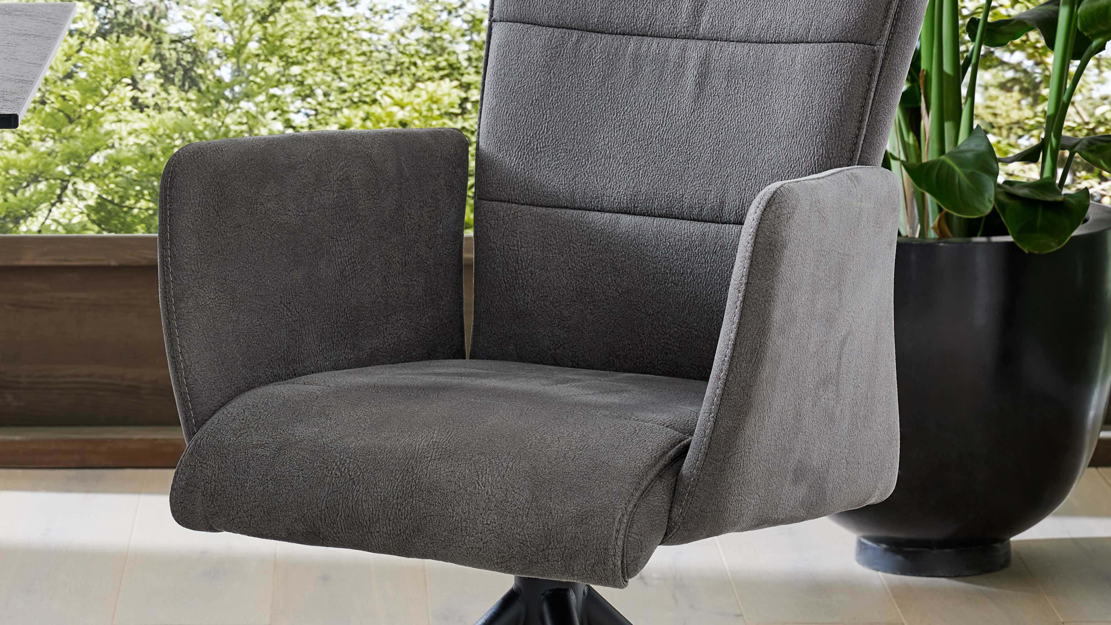 Interliving Essgruppe Serie 5122, mit modernen, grauen Freischwingern und Drehstühlen in Veloursoptik