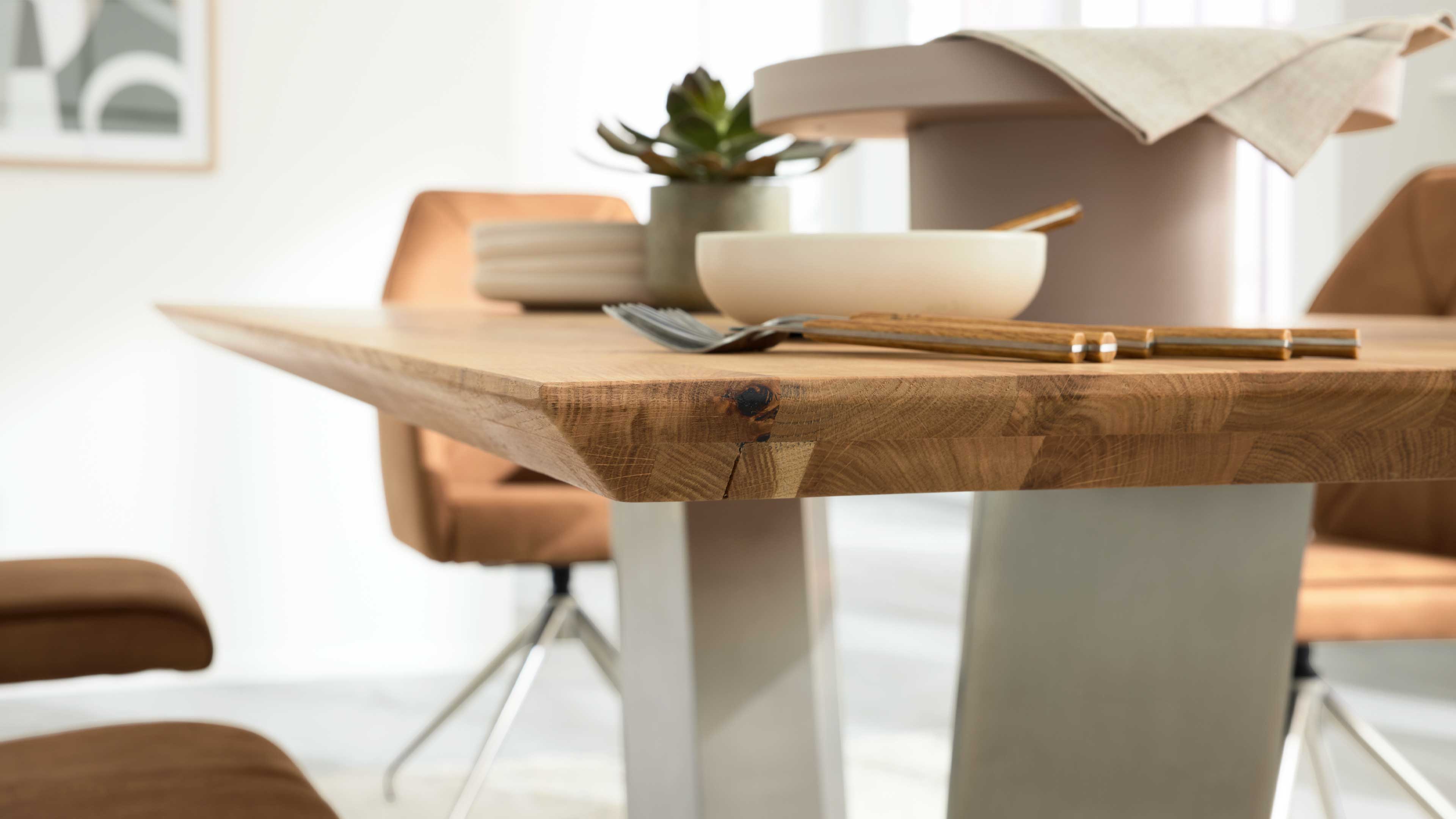 Interliving Serie 5104, Essgruppe mit drehbaren Stühlen in Braun und Esstisch mit Edelstahlgestell
