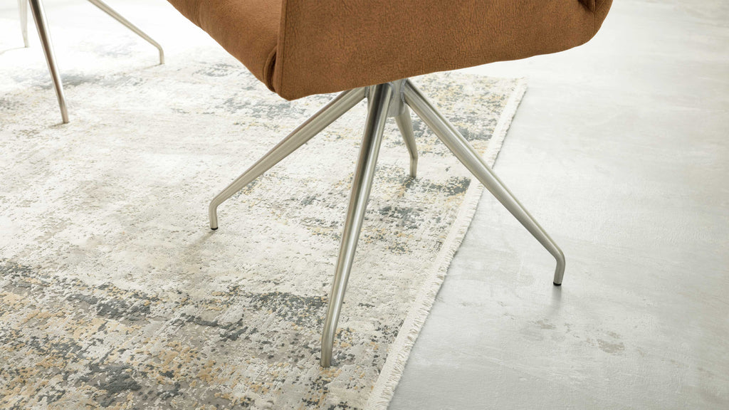 Interliving Serie 5104, Essgruppe mit drehbaren Stühlen in Braun und Esstisch mit Edelstahlgestell