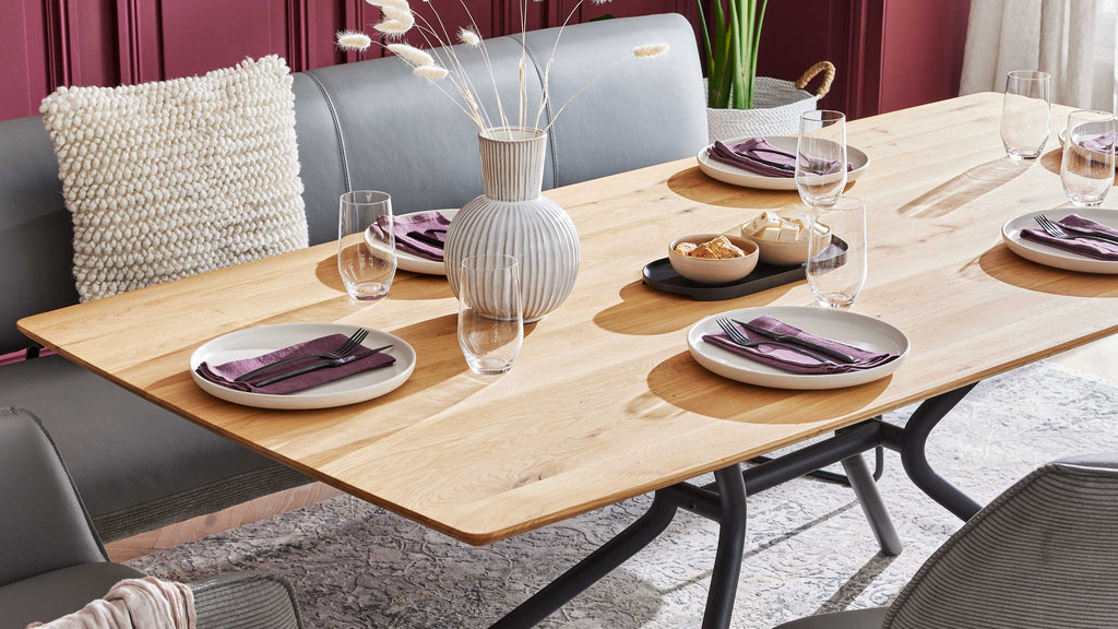 Interliving Serie 5116, Esstisch mit heller Wildeiche und schwarzem Metallgestell im Industrial-Stil