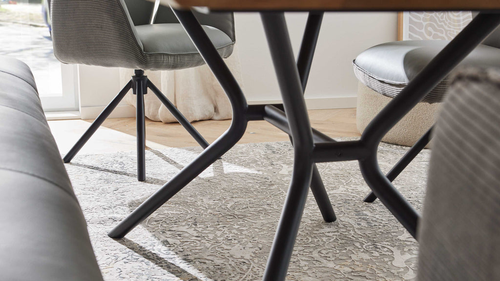 Interliving Serie 5116, Esstisch mit heller Wildeiche und schwarzem Metallgestell im Industrial-Stil