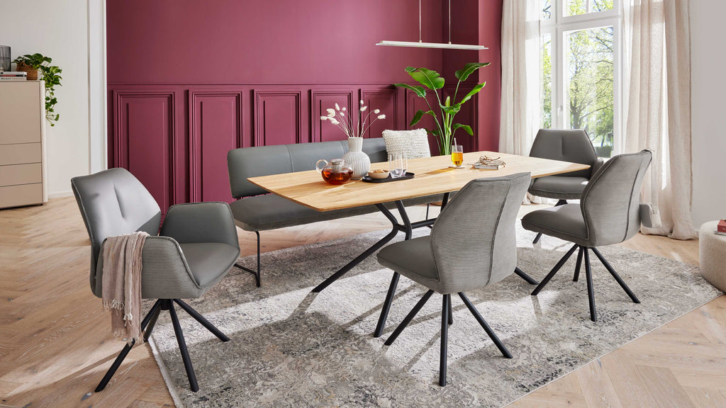 Interliving Serie 5116, Esstisch mit heller Wildeiche und schwarzem Metallgestell im Industrial-Stil