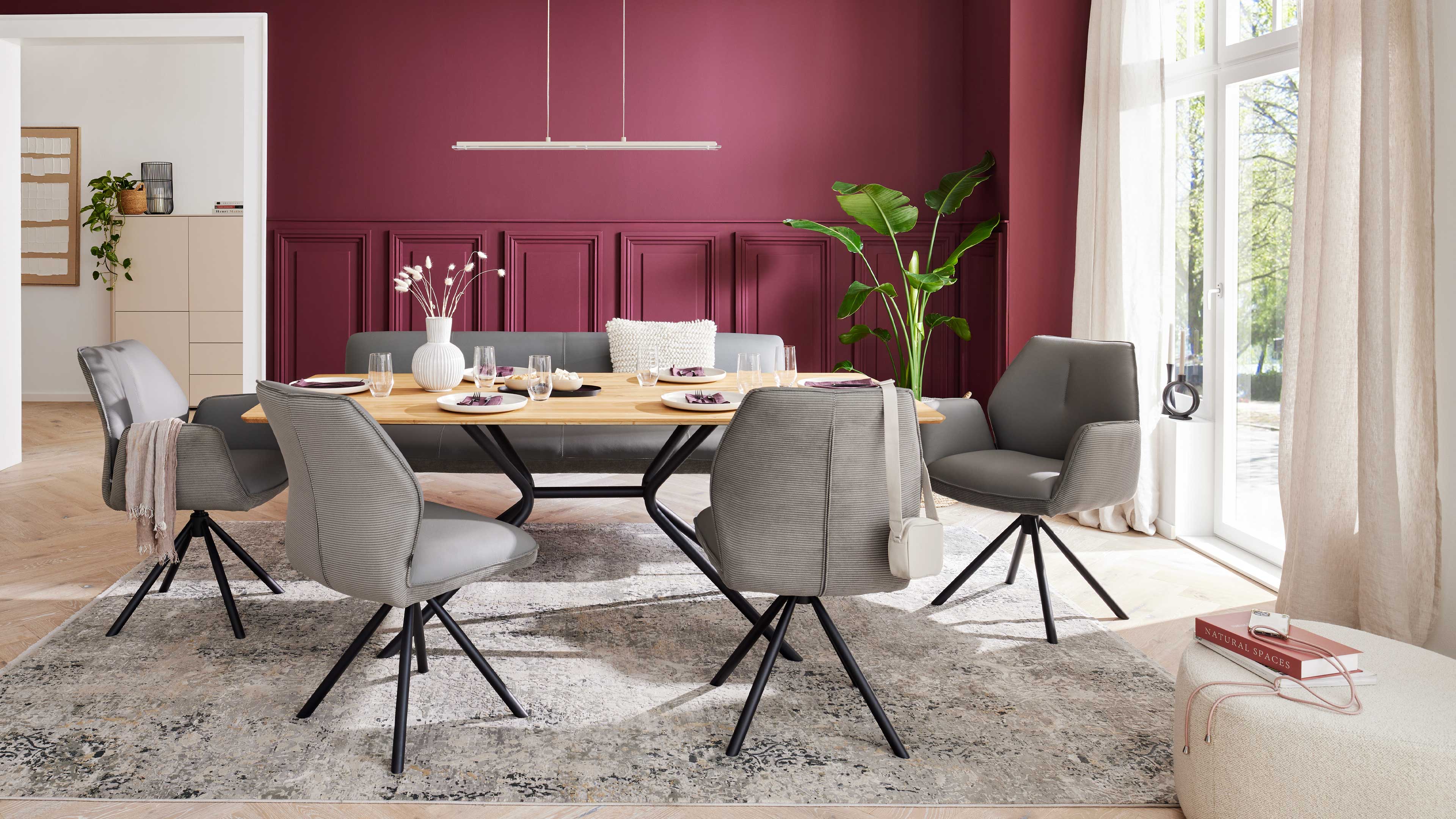 Interliving Serie 5116, Esstisch mit heller Wildeiche und schwarzem Metallgestell im Industrial-Stil