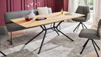 Interliving Serie 5116, Esstisch mit heller Wildeiche und schwarzem Metallgestell im Industrial-Stil