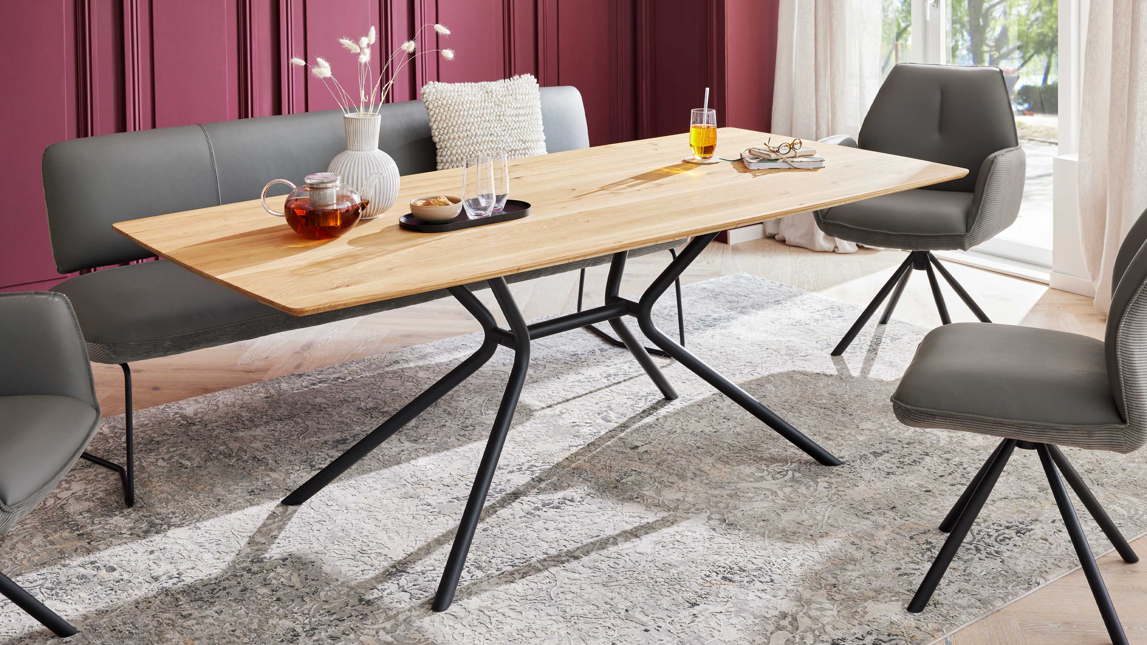 Interliving Serie 5116, Esstisch mit heller Wildeiche und schwarzem Metallgestell im Industrial-Stil