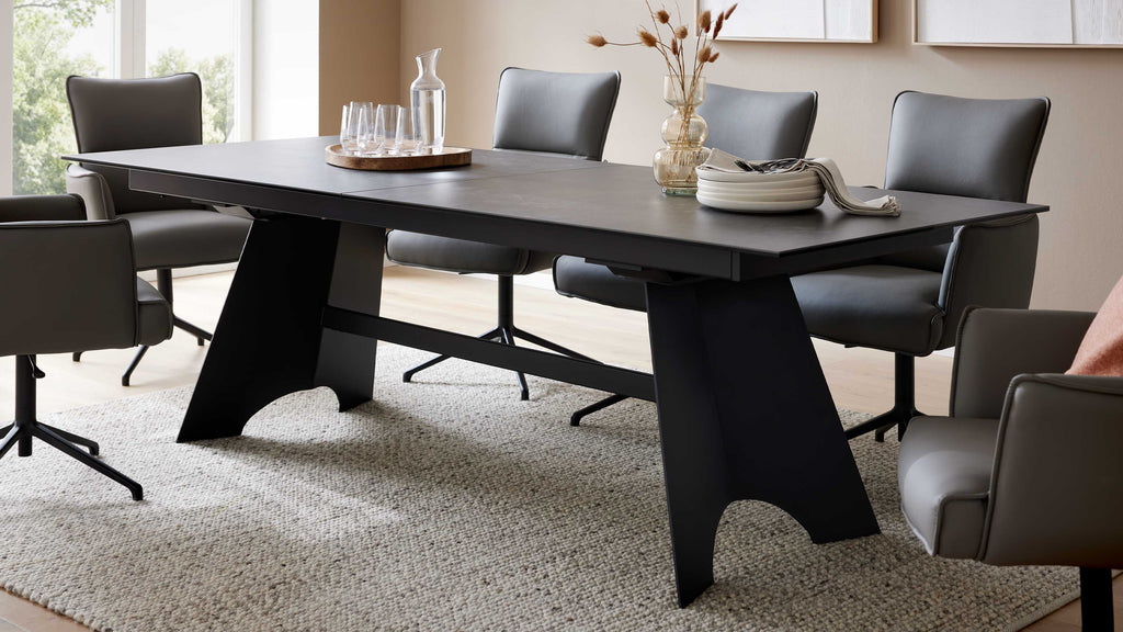 Interliving - 5123, Ausziehtisch mit Glas-Keramik-Oberfläche in Oxidoptik und schwarzem Metallgestell für moderne Esszimmer und flexible Platzgestaltung