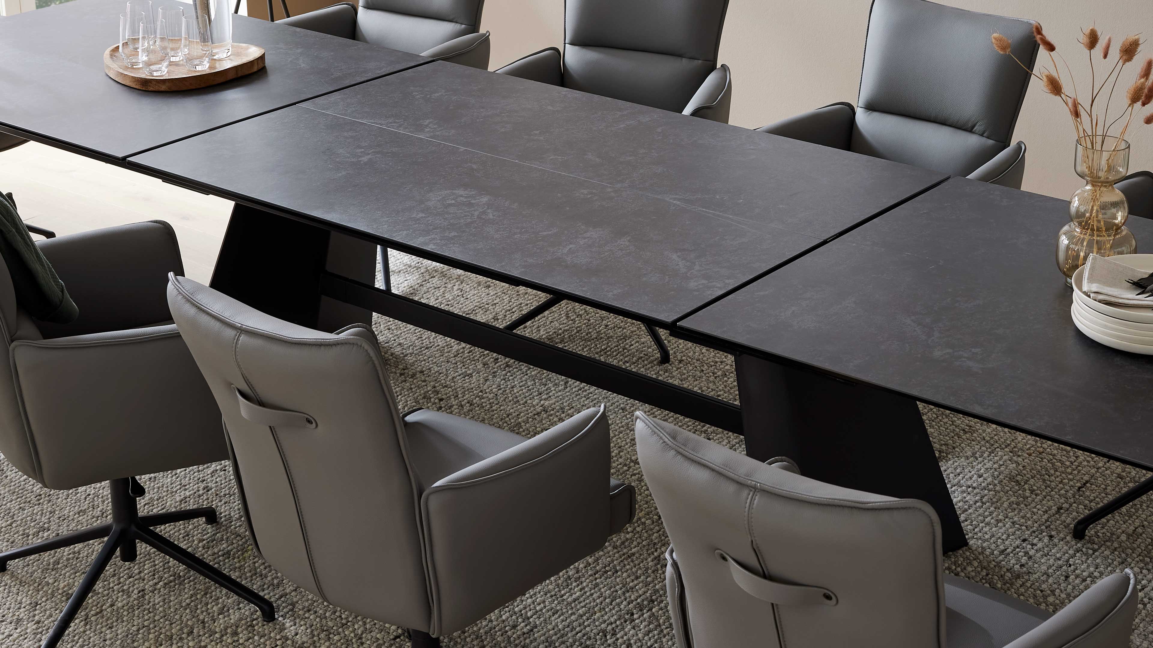 Interliving - 5123, Ausziehtisch mit Glas-Keramik-Oberfläche in Oxidoptik und schwarzem Metallgestell für moderne Esszimmer und flexible Platzgestaltung