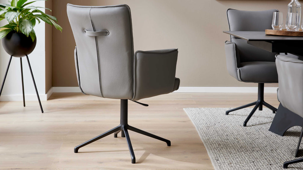 Interliving - 5123 Armlehnstuhl mit hellgrauem Lederbezug, schwarzem Metallgestell und Komfortfunktionen für flexibles Sitzen im Esszimmer