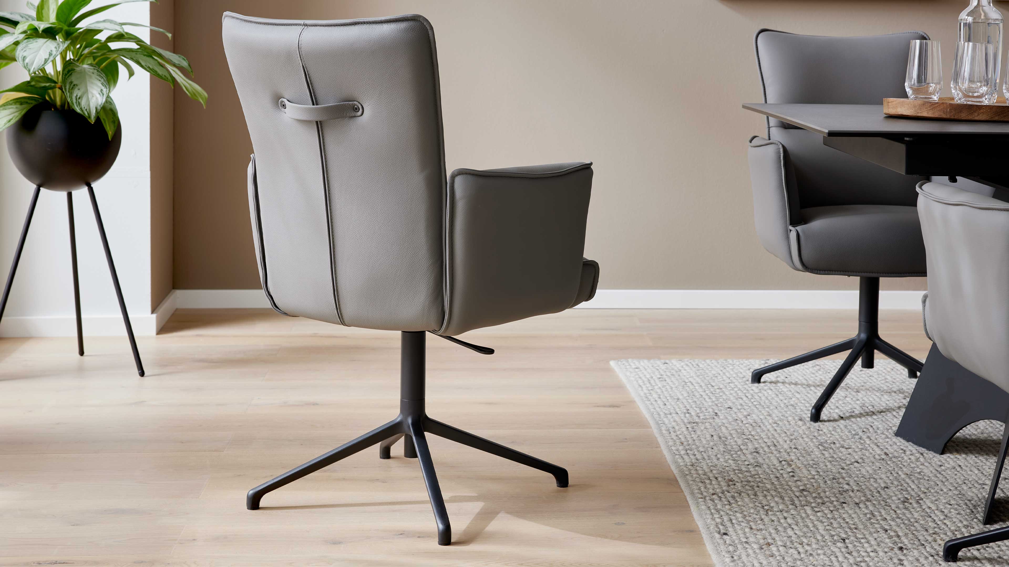 Interliving - 5123 Armlehnstuhl mit hellgrauem Lederbezug, schwarzem Metallgestell und Komfortfunktionen für flexibles Sitzen im Esszimmer