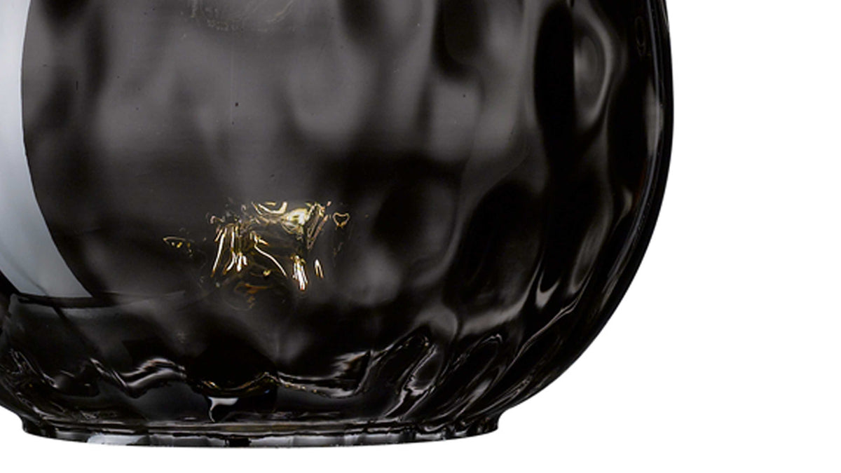 Eine transparente, schwarz gefärbte Glasvase mit gewellter Oberfläche und einer goldenen Innenseite ist abgebildet.