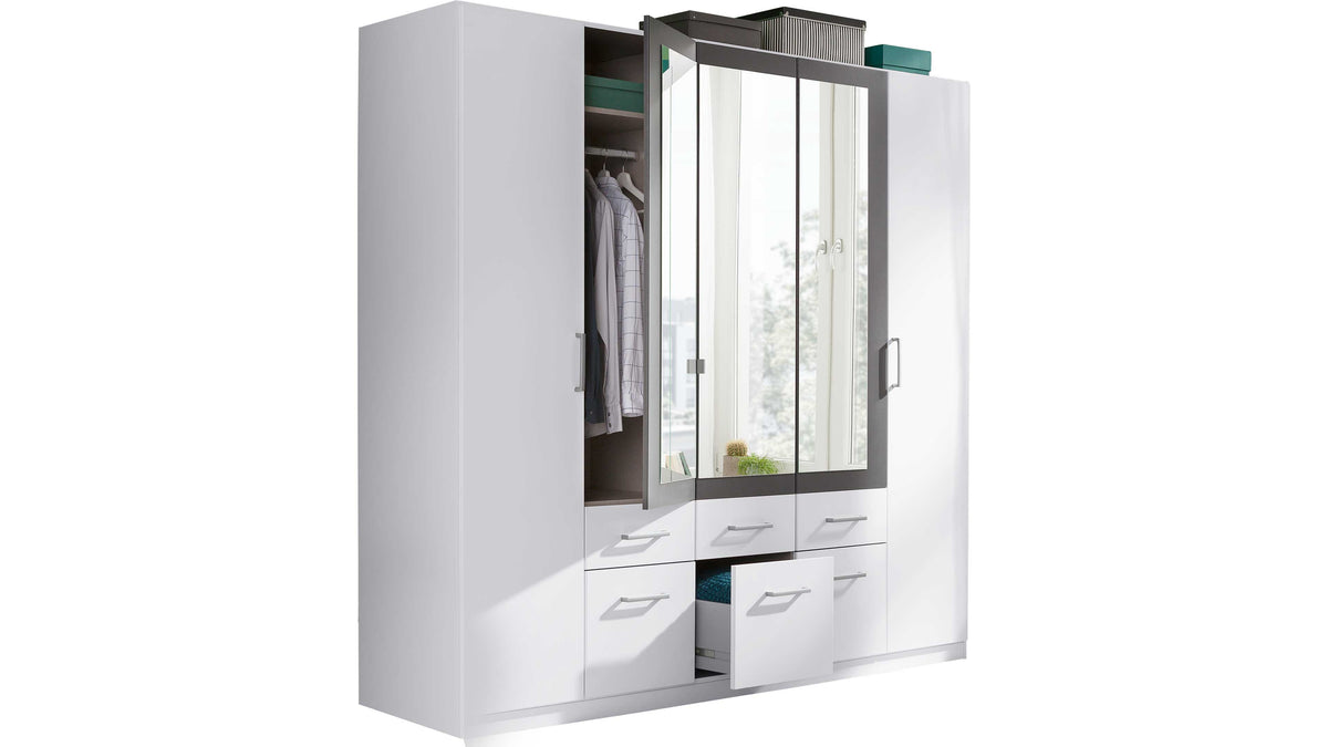 Ein großer, weißer Kleiderschrank mit zwei Spiegeltüren in der Mitte, seitlich offene Fächer und mehrere Schubladen unten.