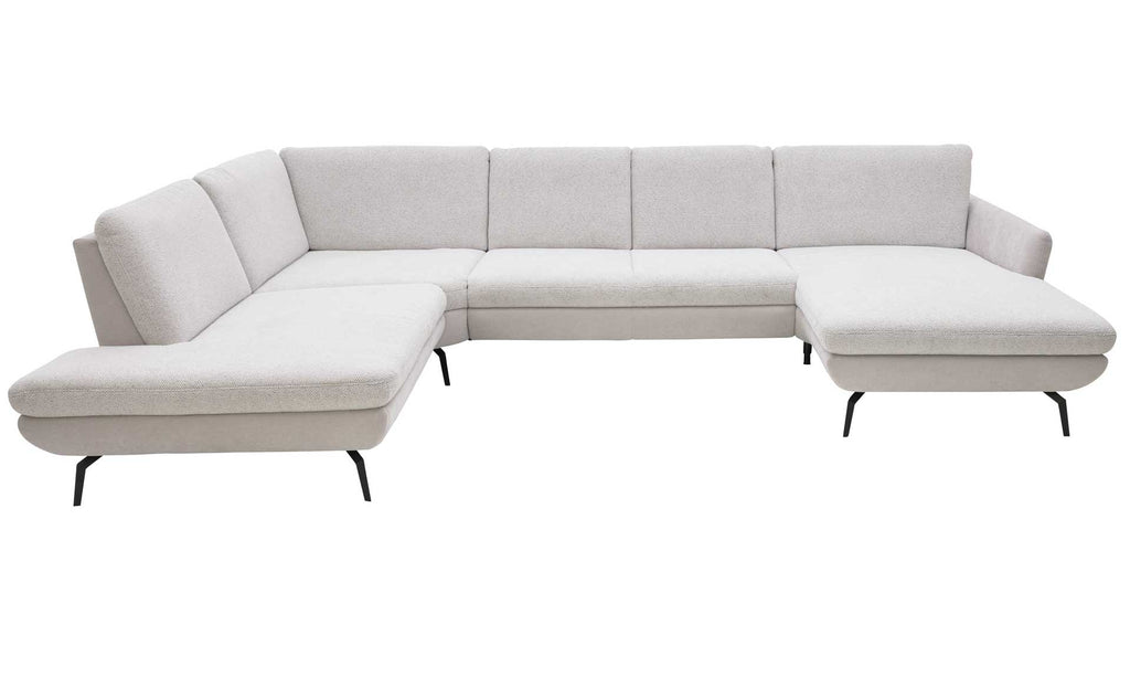 U-förmige Couch in hellem Stoff mit schwarzen Metallbeinen, bestehend aus mehreren modularen Elementen und Rückenlehnen.