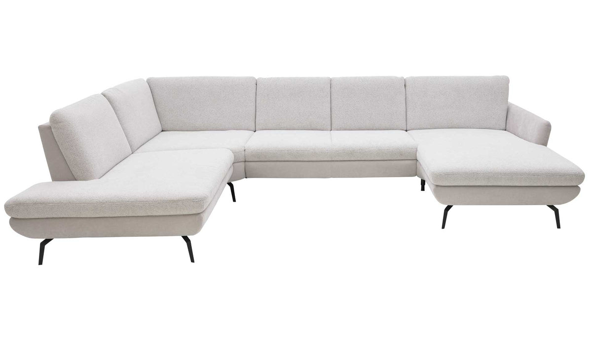 U-förmige Couch in hellem Stoff mit schwarzen Metallbeinen, bestehend aus mehreren modularen Elementen und Rückenlehnen.