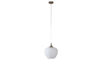 Eine hängende Lampe mit einer runden, opalen Glaskörper und einem metallenen Aufhängungselement.