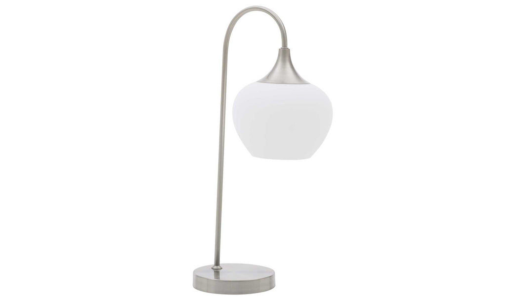 Eine Tischlampe mit einem gebogenen Metallgestell in Silber und einem weißen, gläsernen Lampenschirm.