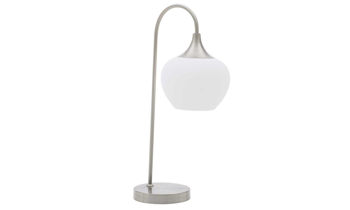Eine Tischlampe mit einem gebogenen Metallgestell in Silber und einem weißen, gläsernen Lampenschirm.