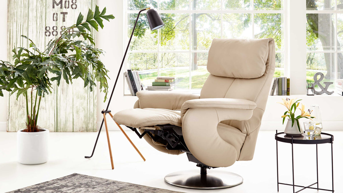Beiges Leder, Himolla Comfortmaster 7304 – Easy-Swing-Sessel 31N mit Drehfuß, verstellbarer Kopfstütze und Fußstütze.