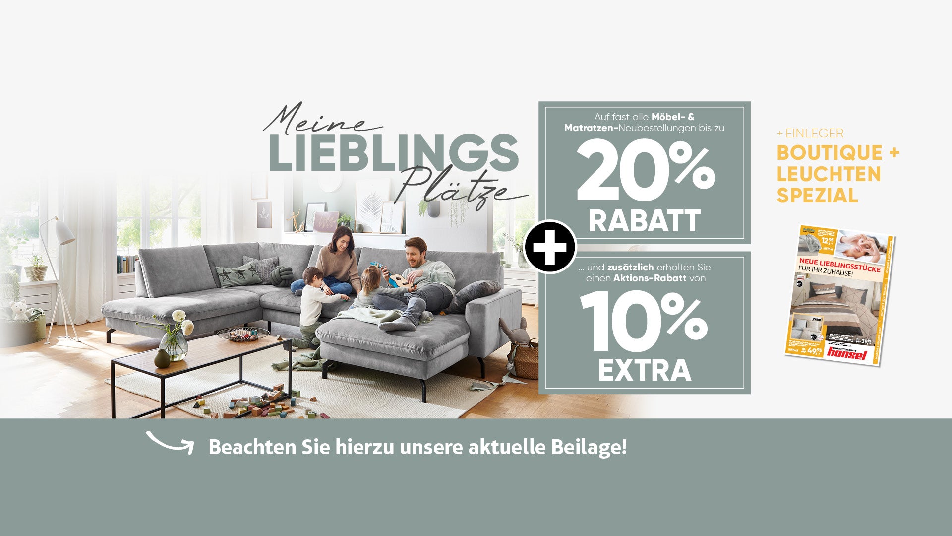 Eine Familie macht es sich auf einem grauen Ecksofa gemütlich; der Text wirbt mit bis zu 20  Rabatt sowie 10  Extra-Rabatt auf Möbel und Matratzen.