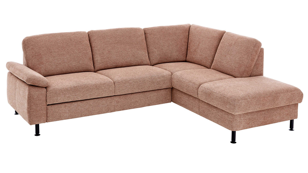 Ecksofa in hellbraunem Stoff, mit einer langen Sitzfläche und zwei Kissen, auf schwarzen Metallbeinen stehend.