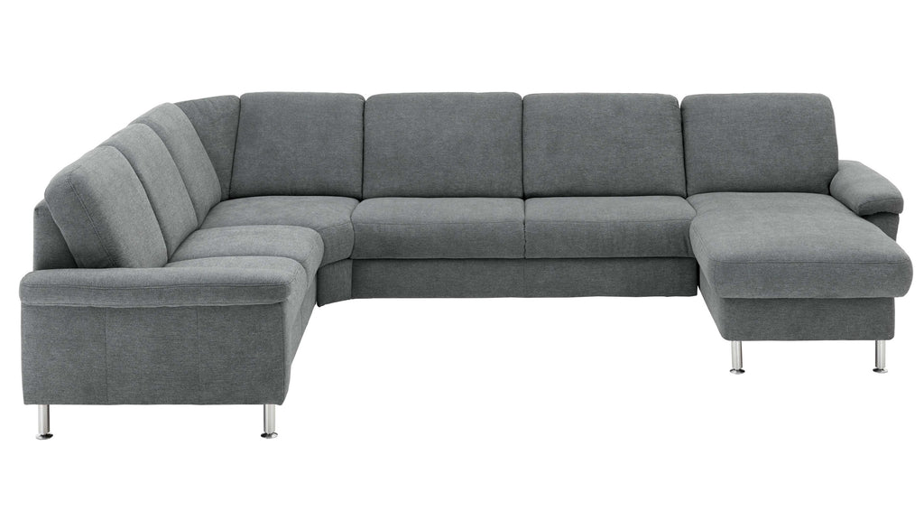 Ecksofa in Grau mit geraden Armlehnen und Kissenrücken, auf kurzen Metallfüßen, im modernen Design.