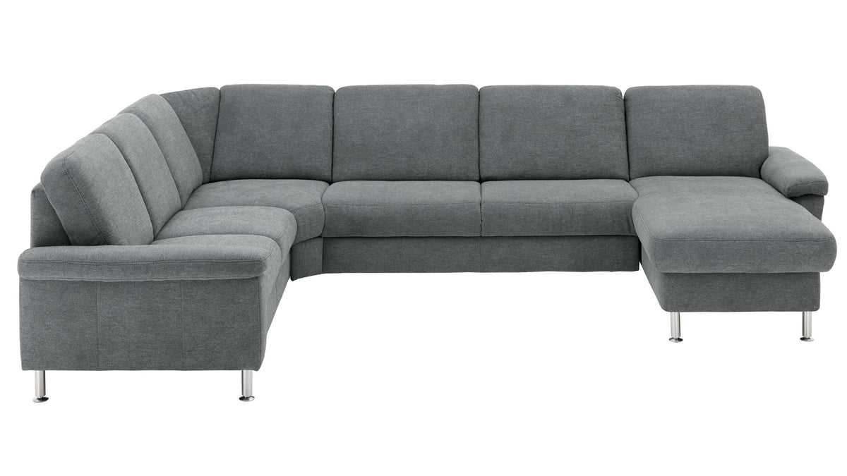 Ecksofa in Grau mit geraden Armlehnen und Kissenrücken, auf kurzen Metallfüßen, im modernen Design.
