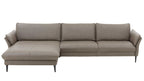 Ecksofa mit einer breiten Sitzfläche und Rückenlehne, gepolstert in hellem Grau und auf schlanken, schwarzen Füßen.