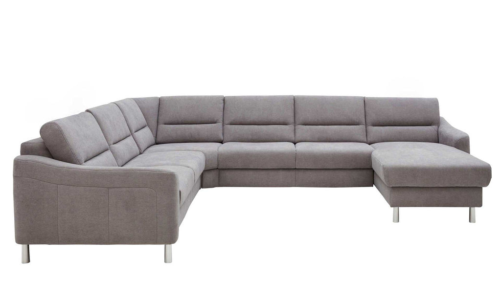 Ecksofa in hellgrauem Stoffbezug mit gerader Rückenlehne und einer dazugehörigen Ottomane, auf vier silbernen Füßen stehend.