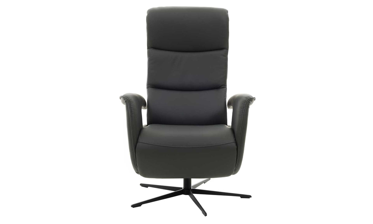 Schwarzer HUKLA® mit hoher Rückenlehne | IL Relaxsessel aus der Interliving-Serie 4545, Jubiläumsausgabe, Vorderansicht auf weißem Hintergrund.