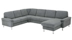 Ecksofa in grauem Stoff mit breiten Sitzflächen und Rückenlehnen, unterstützt von verchromten Metallegfüßen.