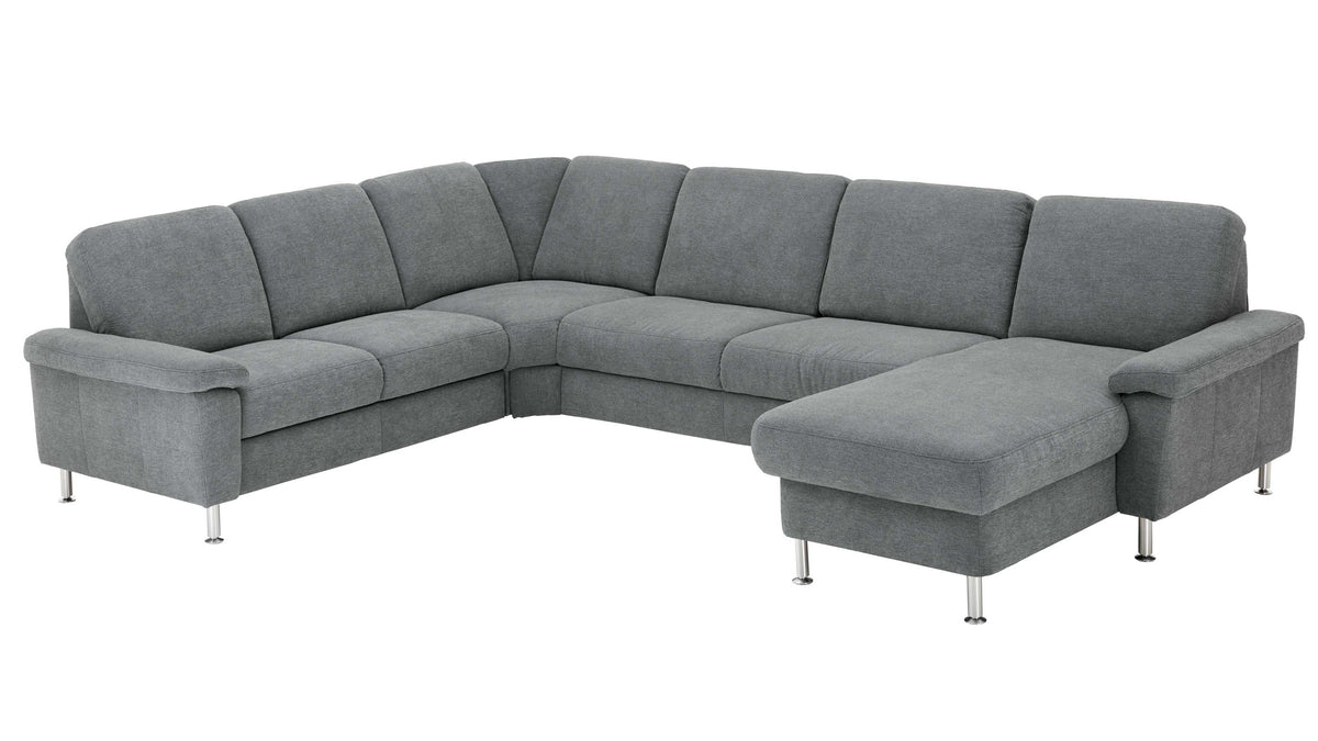 Ecksofa in grauem Stoff mit breiten Sitzflächen und Rückenlehnen, unterstützt von verchromten Metallegfüßen.