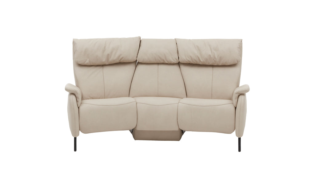 Beige Couch mit hoher Rückenlehne, weichen Kissen und seitlichen Armlehnen auf schlanken, schwarzen Metallfüßen.