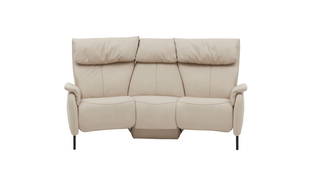 Beige Couch mit hoher Rückenlehne, weichen Kissen und seitlichen Armlehnen auf schlanken, schwarzen Metallfüßen.