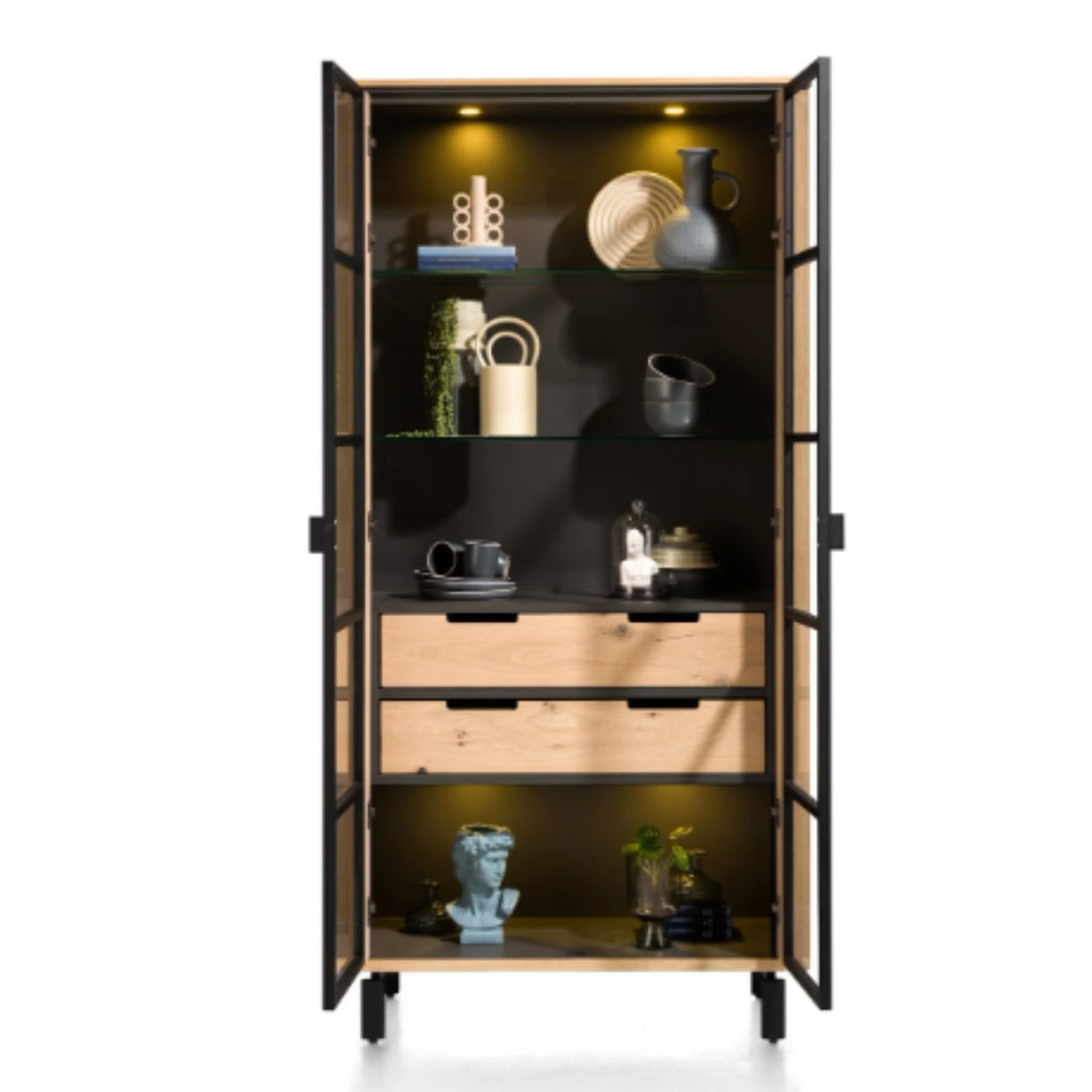 Habufa Vitrine 42240-NAL Livada – hohe Vitrine aus Wild-Eiche mit Glastüren, Innenbeleuchtung und zwei Schubladen.