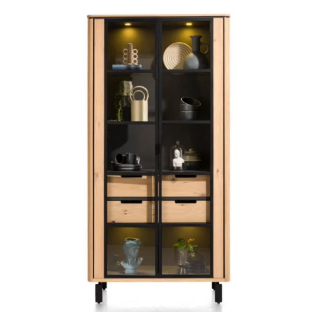 Habufa Vitrine 42240-NAL Livada: Vitrine aus Wildeiche mit Glastüren, Innenbeleuchtung, Schubladen und Metallakzenten.