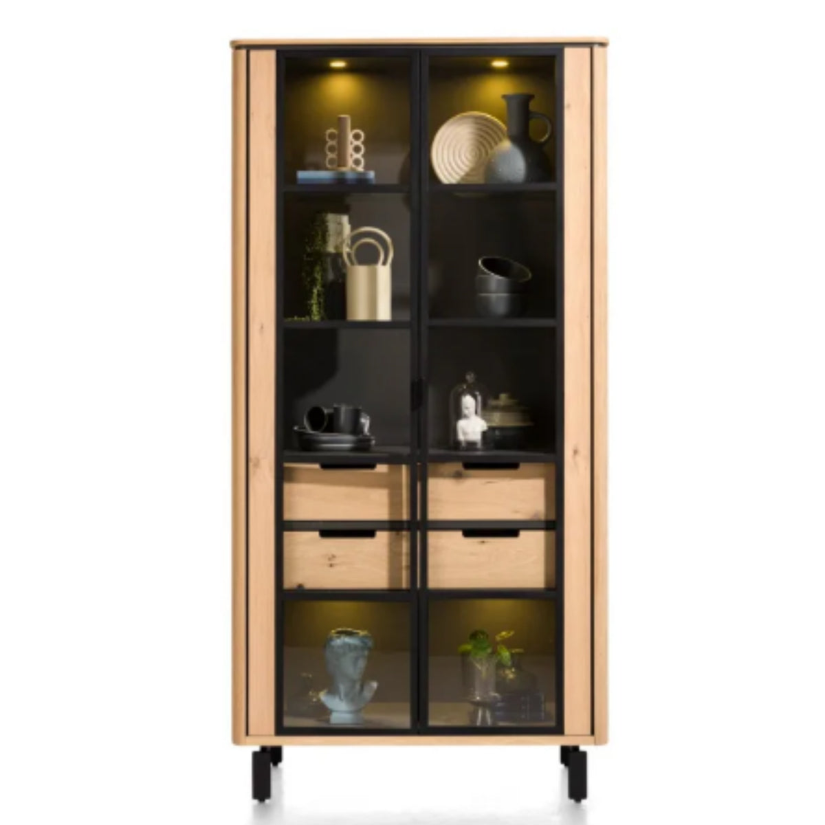 Habufa Vitrine 42240-NAL Livada: Vitrine aus Wildeiche mit Glastüren, Innenbeleuchtung, Schubladen und Metallakzenten.