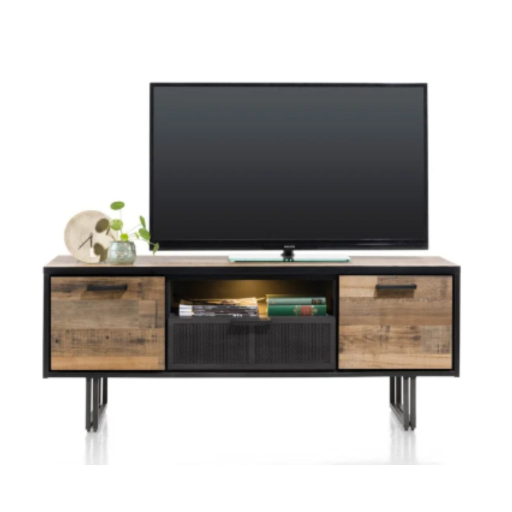 Ein Flachbildfernseher auf einem 0176 Handes & Hazel Lowboard 42484DRI Avalon mit Büchern, Schubladen und Pflanzen.