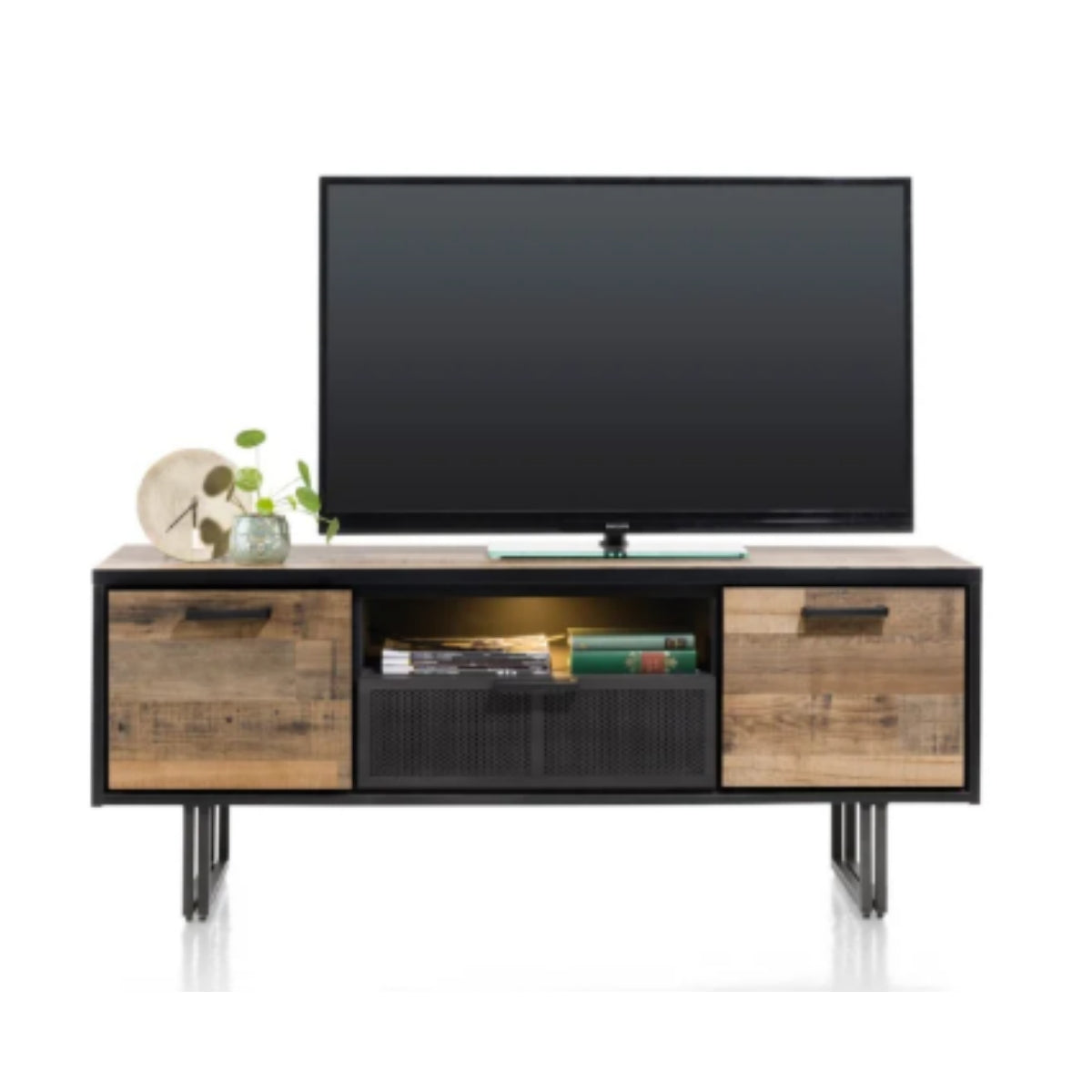 Ein Flachbildfernseher auf einem 0176 Handes & Hazel Lowboard 42484DRI Avalon mit Büchern, Schubladen und Pflanzen.