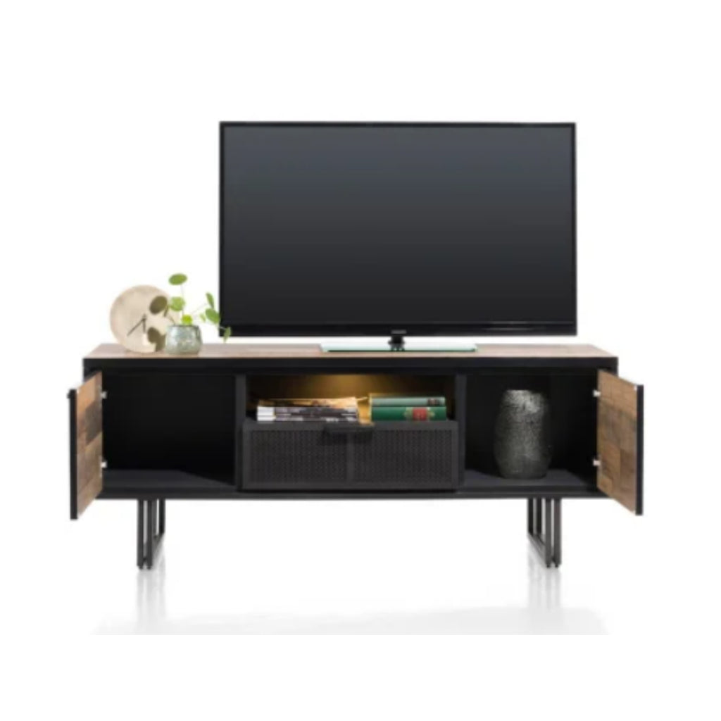 Ein Flachbildfernseher auf dem Lowboard „0176 Handes & Hazel 42484DRI Avalon“ mit Büchern, Dekoartikeln und offenen Schranktüren aus Treibholz.