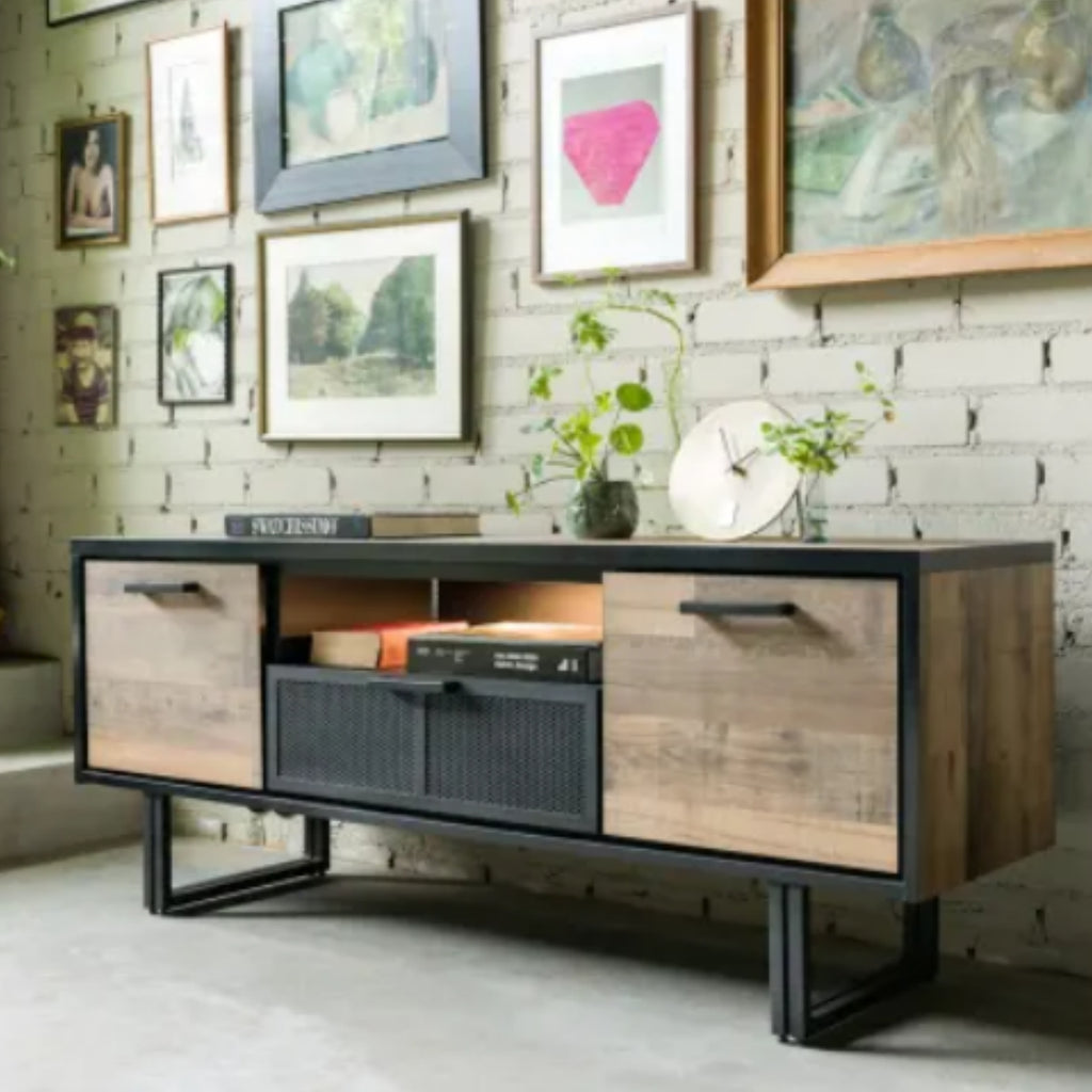 Handes & Hazel Lowboard 42484DRI Avalon, Marke 0176, in Driftwood-Optik, dekoriert mit Büchern und Pflanzen auf weißem Ziegelstein.