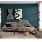 Modernes Wohnzimmer mit türkisfarbener Wand, ZEHDENICK | IL Interliving Sofa Serie 4306 Jubiläums-Edition, Tisch und Kunstwerk.