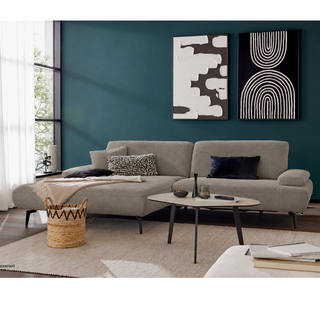 Modernes Wohnzimmer mit ZEHDENICK | IL Interliving Sofa Serie 4306 Jubiläums-Edition, Couchtisch und Wanddekoration.